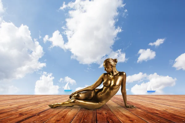 Jonge mooie vrouw die zich voordeed op de pier. — Stockfoto