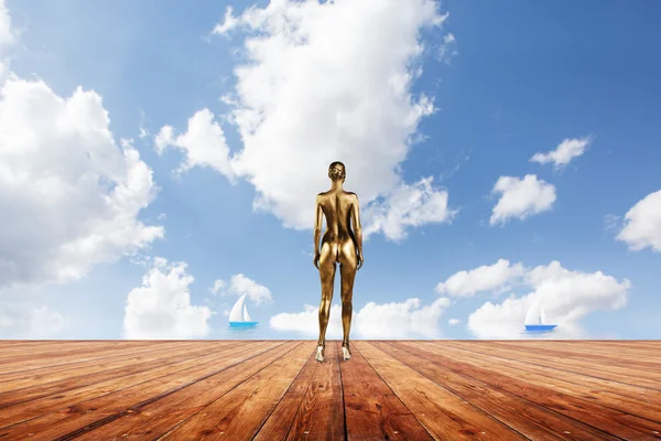 Junge hübsche Frau posiert auf dem Pier. — Stockfoto