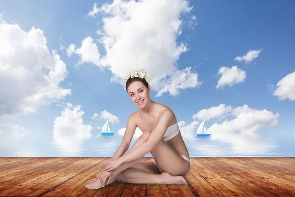 Joven mujer bonita posando en el muelle . — Foto de Stock