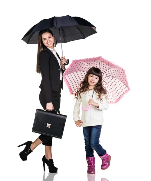 Geschäftsfrau mit Tochter unter Regenschirmen — Stockfoto