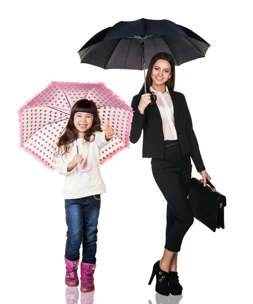 Femme d'affaires avec fille sous parapluies — Photo