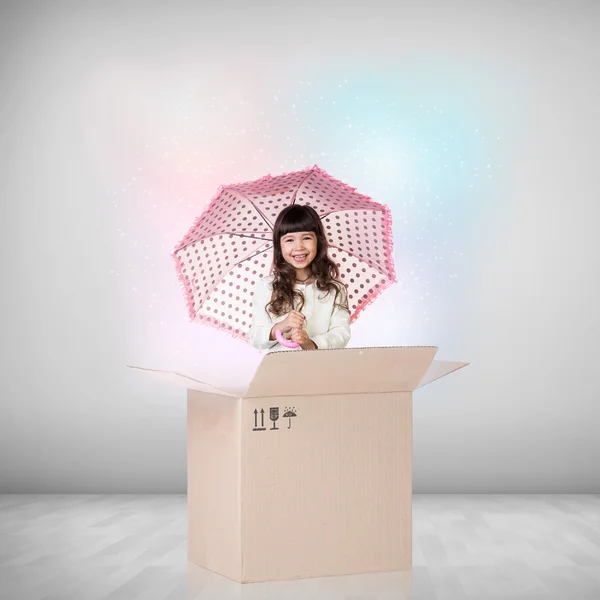 Beautiful little girl inside a cardboard box — Stock Photo, Image