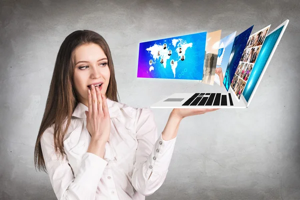 Genç kadın laptop tutar — Stok fotoğraf