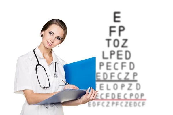 Lekarz rejestrowania wyników badanie wzroku — Zdjęcie stockowe