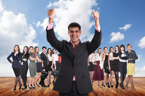 Grupo de gente de negocios de pie bajo las nubes cielo . — Foto de Stock