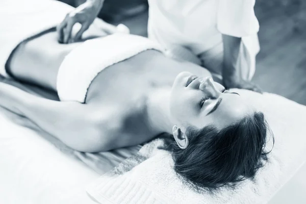 Frau genießt Massage des Bauches im Kurbad — Stockfoto