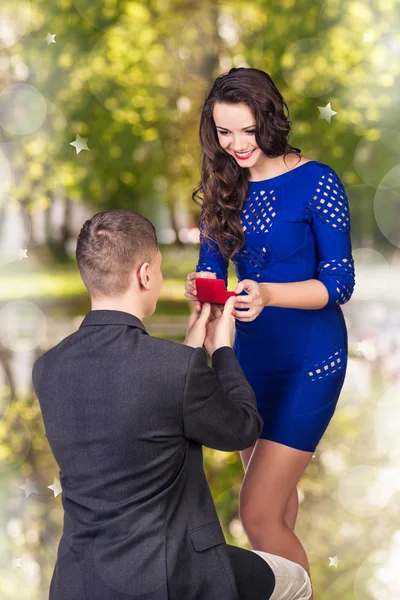 Young man makes a proposal his girlfriend — Stock Photo, Image