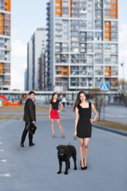 Güzel mutlu kadın ile köpek