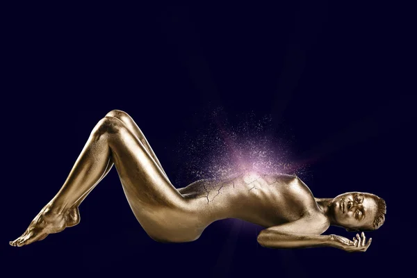 Donna nuda con pelle lucida dorata sdraiata — Foto Stock