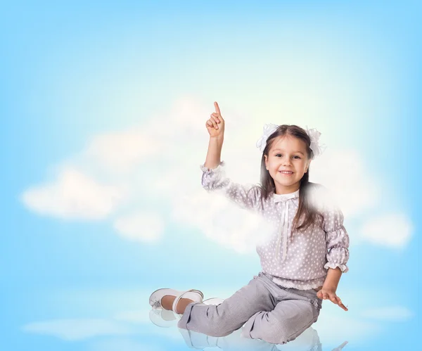 Bambina in cielo nuvole — Foto Stock