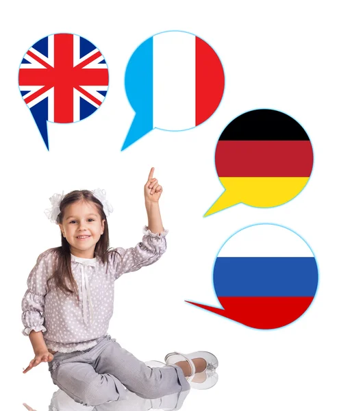 Klein meisje en bellen met landen vlaggen. — Stockfoto