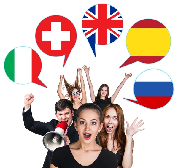 Groep van mensen en bellen met landen vlaggen — Stockfoto
