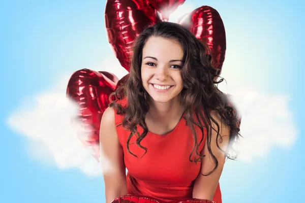 Jeune femme en robe rouge avec ballons — Photo