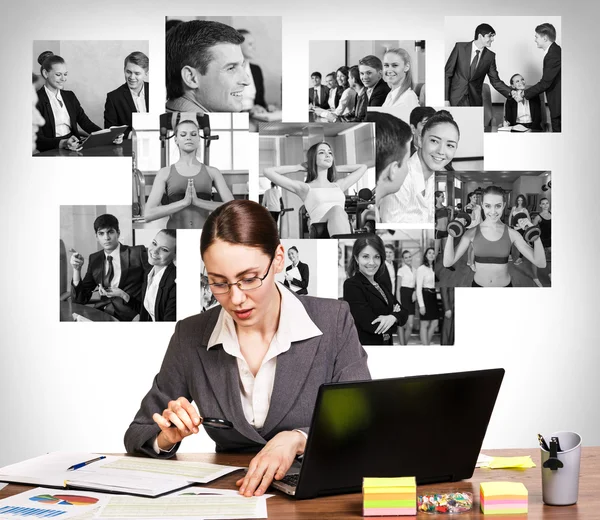 Mujer de negocios con cuaderno y collage — Foto de Stock