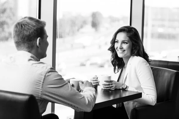 Casal desfrutando de café — Fotografia de Stock