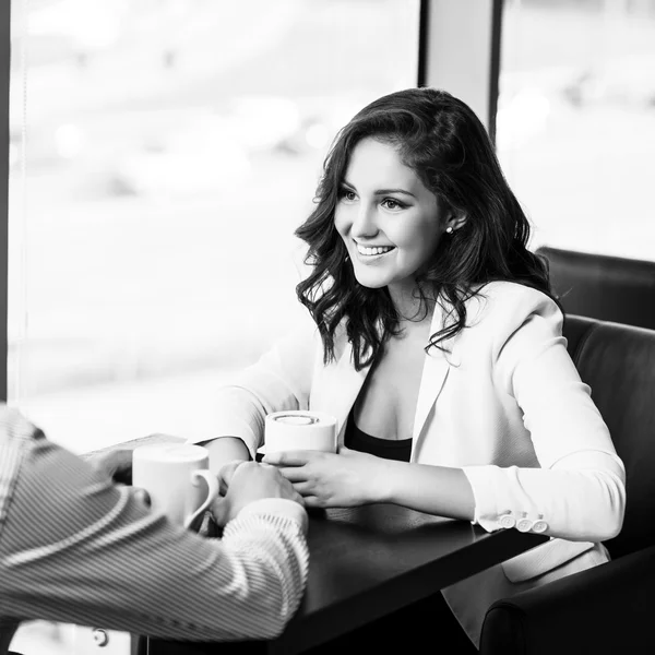 Пара сидящих в кафе — стоковое фото