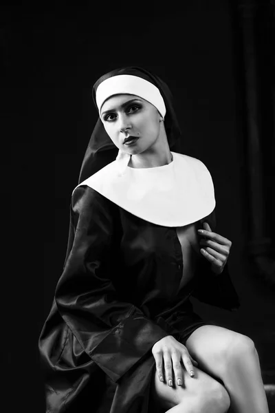 Sexy nonne dénudée — Photo