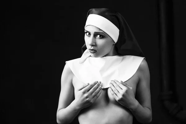 İçerde poz veren seksi genç rahibe. — Stok fotoğraf