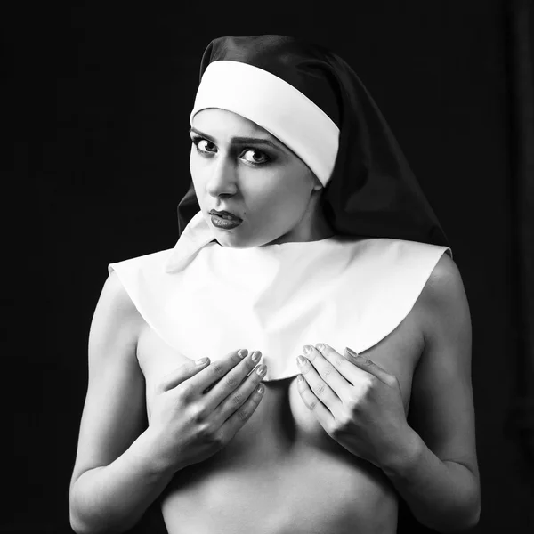 Sexy jeune nonne posant à l'intérieur — Photo