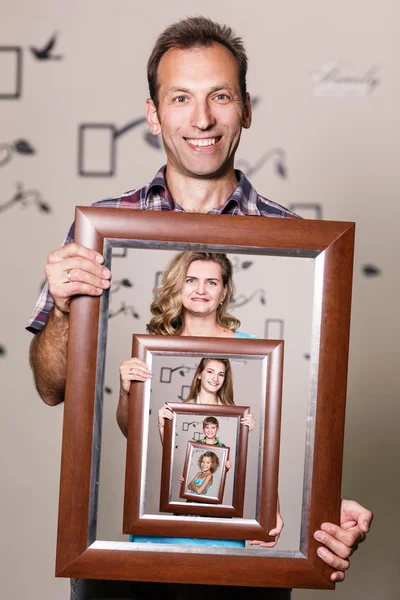 Pai feliz segurando retrato com sua família — Fotografia de Stock