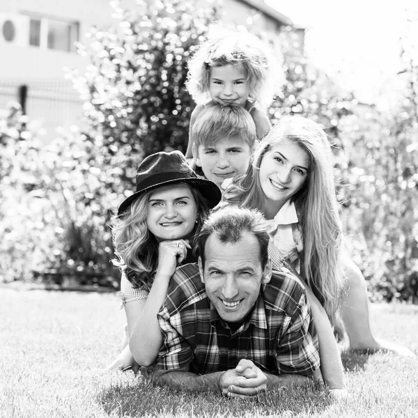 Família feliz ter fim de semana no parque de verão — Fotografia de Stock