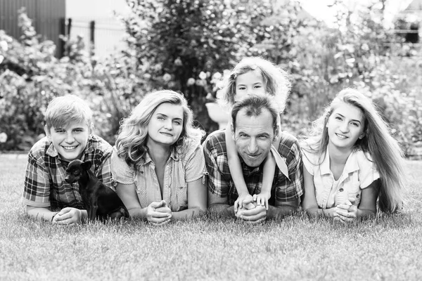 Família feliz ter fim de semana no parque de verão — Fotografia de Stock