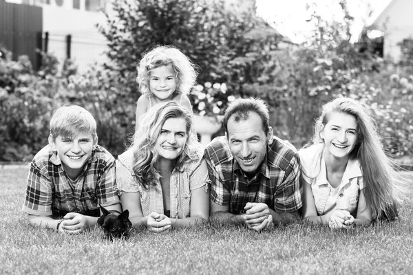 Família feliz ter fim de semana no parque de verão — Fotografia de Stock