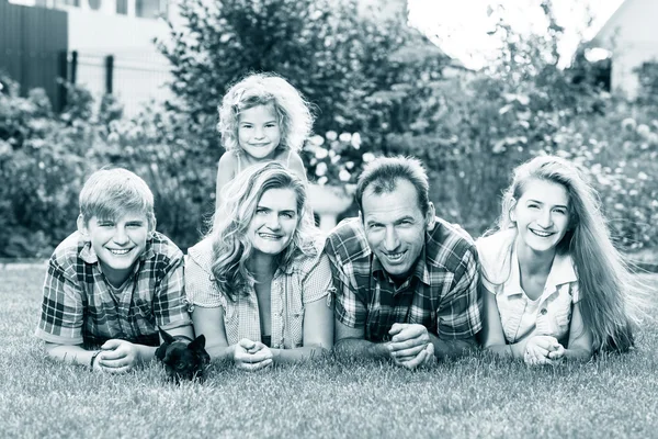 Lycklig familj med helgen i sommaren park — Stockfoto