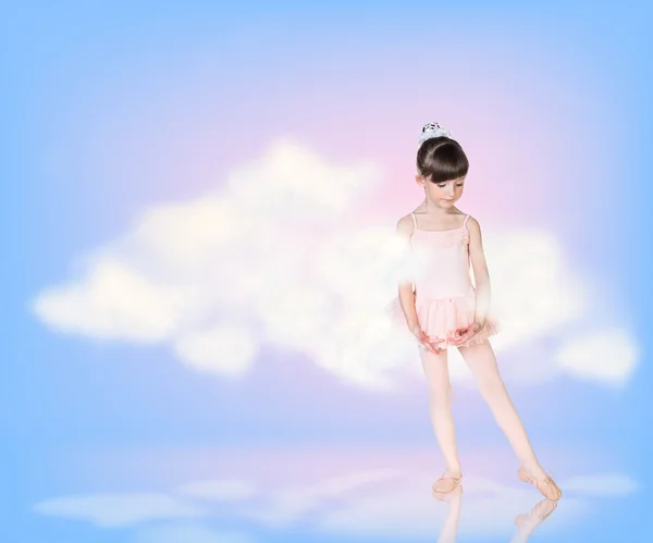 Petite fille dans les nuages du ciel — Photo