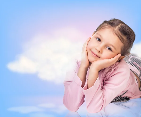 Malá holčička v obloze mraky — Stock fotografie