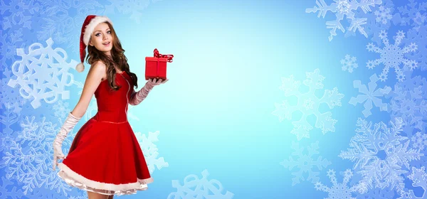 Санта-девушка стоит среди снежинки — стоковое фото