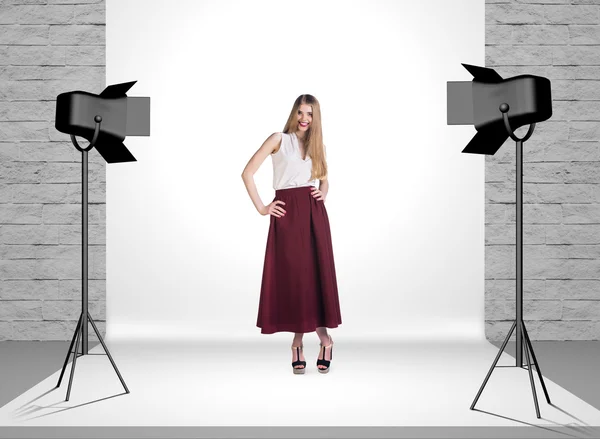 Modell i fotostudio med spotlights — Stockfoto