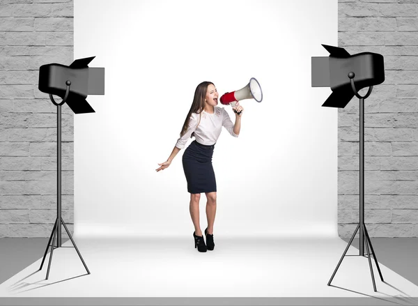 Mujer de negocios en estudio fotográfico — Foto de Stock