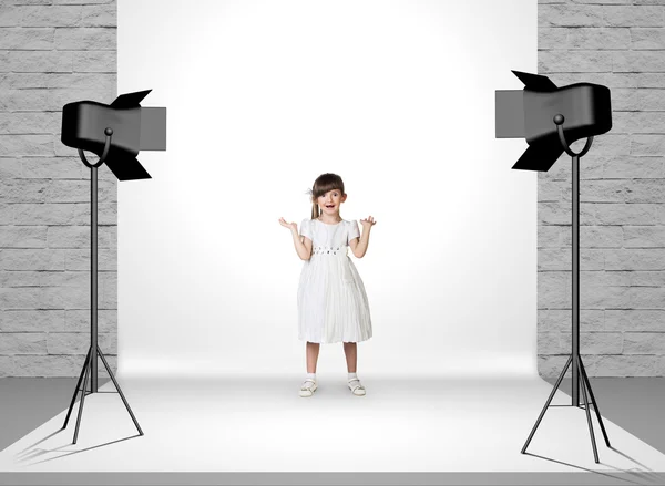 Kislány fotó stúdió — Stock Fotó