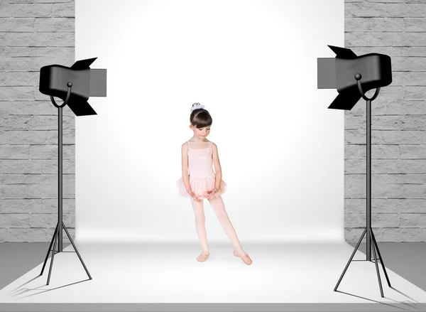 Ragazzina in studio fotografico — Foto Stock