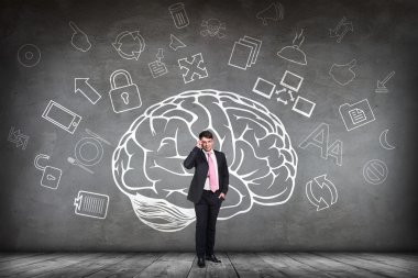 Kadın büyük çizilmiş beyin duruyor