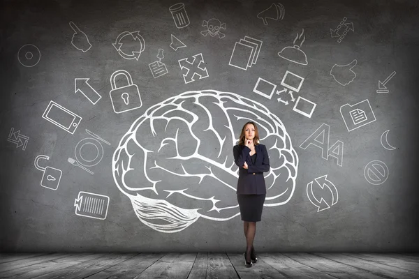 Kadın büyük çizilmiş beyin duruyor