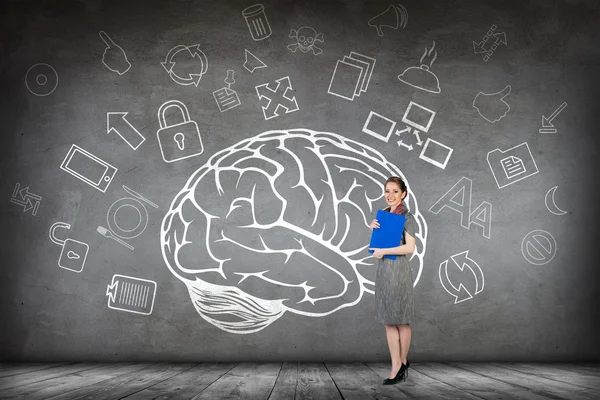 Женщина стоит рядом с большой нарисованный мозг — стоковое фото