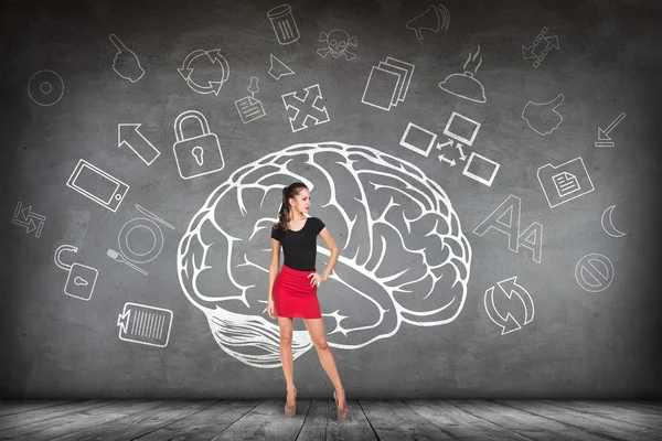 Женщина стоит рядом с большой нарисованный мозг — стоковое фото