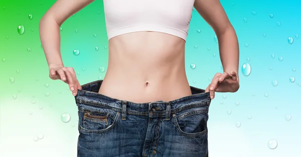 Mulher mostra sua perda de peso — Fotografia de Stock
