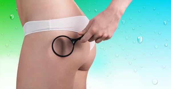 Femme Vérification Cellulite avec Loupe Verre — Photo