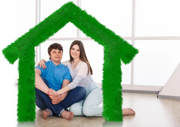 Young cute couple sitting on the floor — Stock Photo, Image