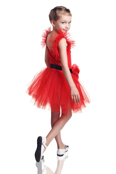 Söt liten flicka poserar i röd klänning — Stockfoto