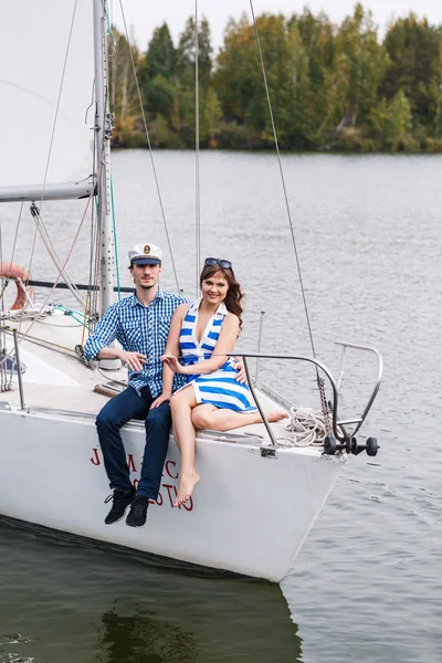 Couple posing on the yacht — Stock Photo, Image