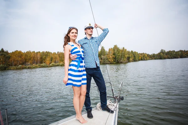 Paar poseren op het jacht — Stockfoto