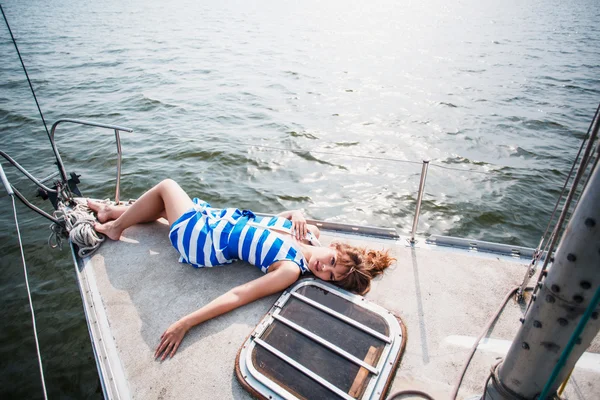 Donna in posa sullo yacht — Foto Stock