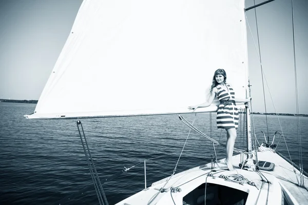 Donna in posa sullo yacht — Foto Stock