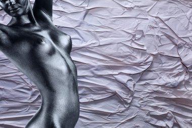 Parlak deri ile güzel çıplak kadın