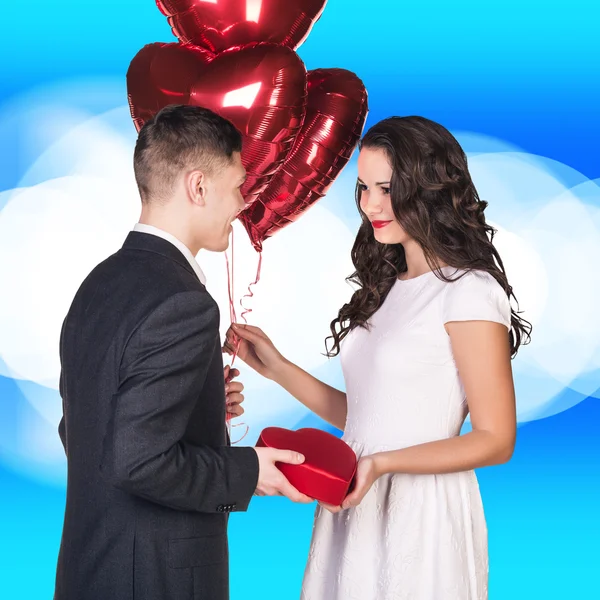 Mujer joven en vestido rojo con globos — Foto de Stock