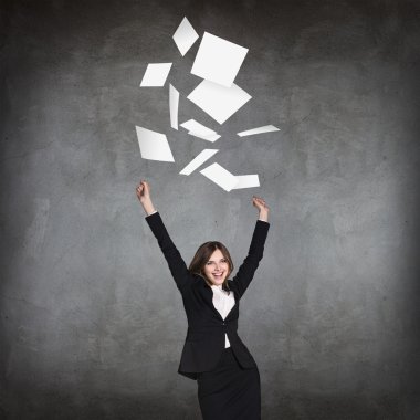 Genç iş kadını kağıt sayfalarının atar.